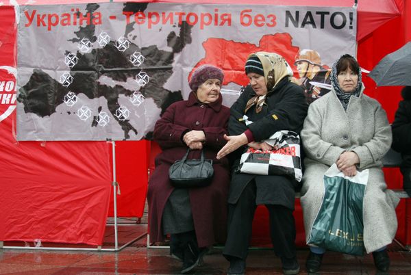 Митинг против интеграции Украины в НАТО проходит в день визита Дж. Буша в Киев Митинг против интеграции Украины в НАТО проходит в день визита Дж. Буша в Киев