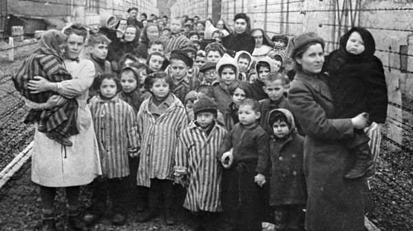 Освенцим в первые часы после освобождения лагеря Освенцим в первые часы после освобождения лагеря