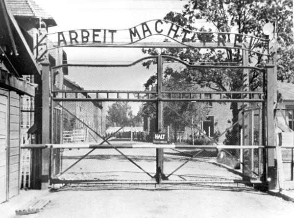 Вход на территорию концлагеря Освенцим Вход на территорию концлагеря Освенцим