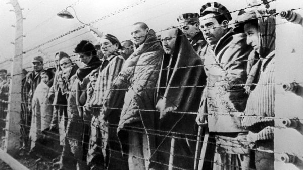 Узники концентрационного лагеря Освенцим, освобожденные войсками Красной армии в январе 1945 года Узники концентрационного лагеря Освенцим, освобожденные войсками Красной армии в январе 1945 года