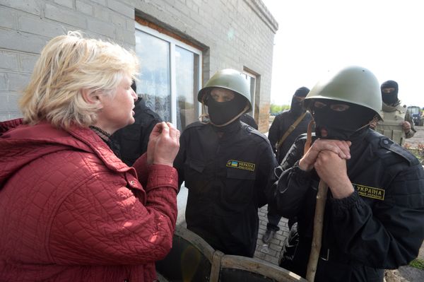 Сторонники федерализации блокировали базу спецбатальона Правого сектора в Днепропетровской области
