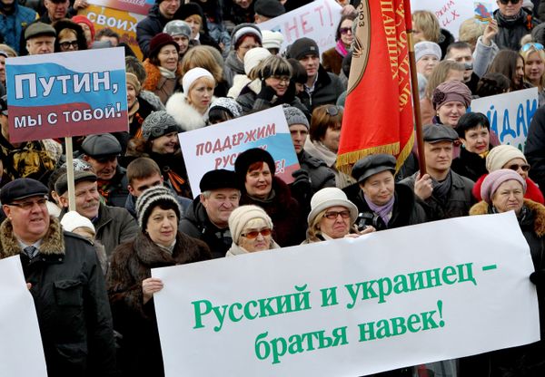 Митинг во Владивостоке в поддержку русскоязычного населения Украины Митинг во Владивостоке в поддержку русскоязычного населения Украины