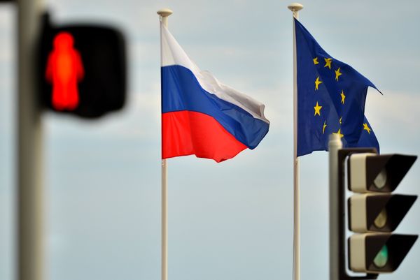 Флаги России, ЕС, Франции и герб Ниццы на набережной Ниццы Флаги России, ЕС, Франции и герб Ниццы на набережной Ниццы