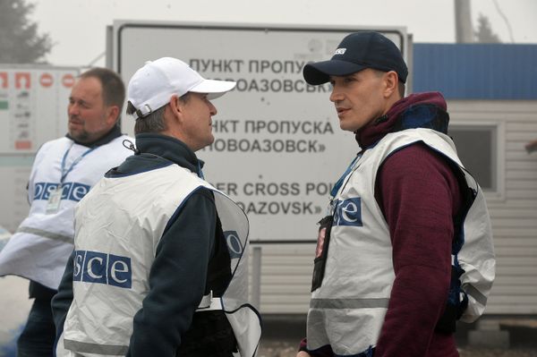 Наблюдатели ОБСЕ осматривают КПП Новоазовск