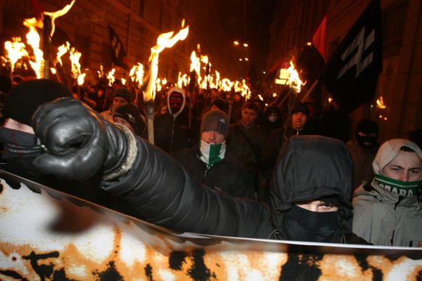 Факельное шествие в память о погибших под Крутами прошло во Львове Факельное шествие в память о погибших под Крутами прошло во Львове