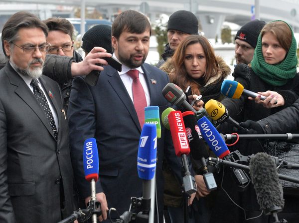 Пресс-конференция представителей ДНР и ЛНР в аэропорту Минска