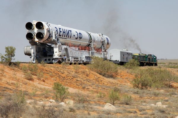 Вывоз ракеты космического назначения Зенит-3М с разгонным блоком Фрегат-СБ