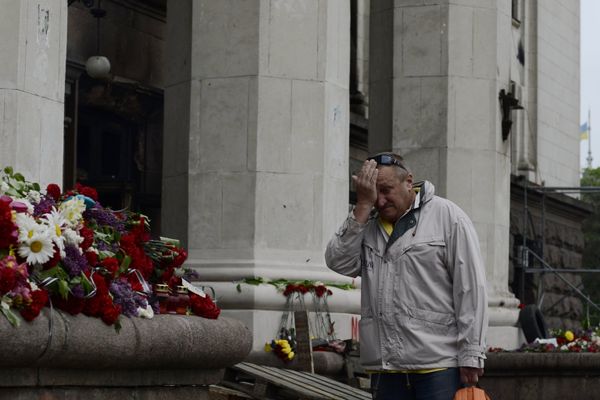 Цветы в память о погибших в результате пожара в Доме профсоюзов в Одессе