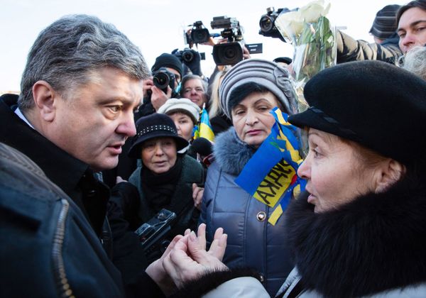 П.Порошенко на церемонии возложения цветов к кресту Небесной сотни