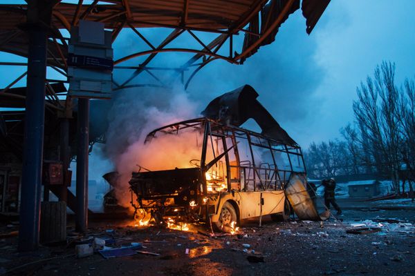 Последствия обстрела автостанции в Донецке
