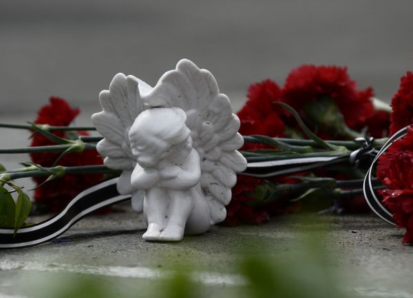 Жители Одессы несут цветы в память о погибших во время пожара в Доме профсоюзов Жители Одессы несут цветы в память о погибших во время пожара в Доме профсоюзов
