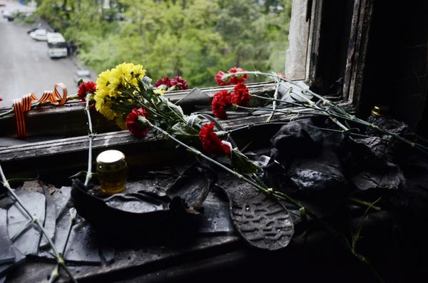 Жители Одессы несут цветы в память о погибших во время пожара в Доме профсоюзов
