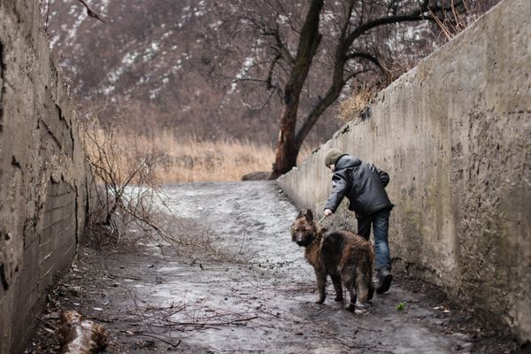Жители поселка Марьинка Донецкой области в бомбоубежище