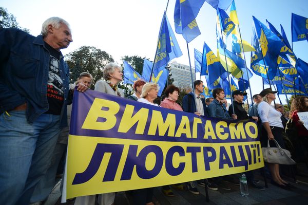 Пикет в поддержку закона о люстрации власти в Киеве