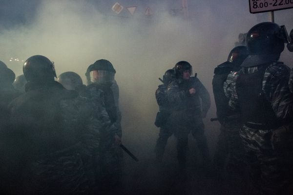 Спецподразделение Беркут пресекает попытки перекрыть Крещатик Спецподразделение Беркут пресекает попытки перекрыть Крещатик