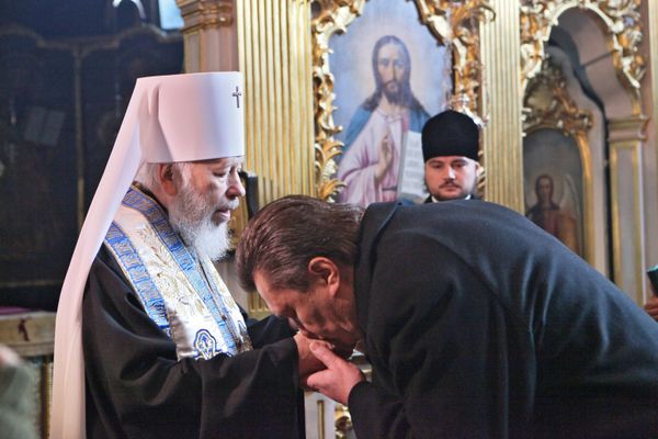 Кандидат на пост президента Украины Виктор Янукович на молебне в Киево-Печерской Лавре Кандидат на пост президента Украины Виктор Янукович на молебне в Киево-Печерской Лавре