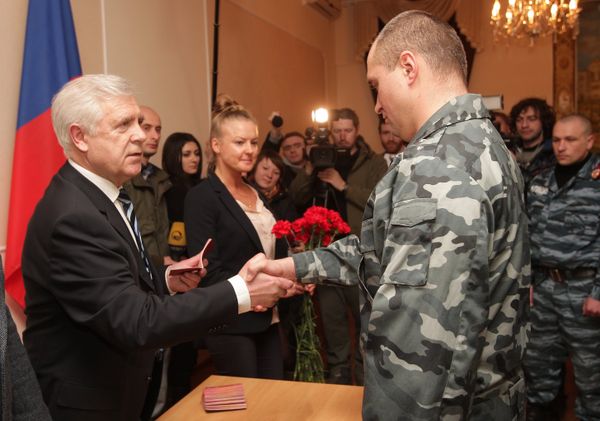 Девять бойцов Беркута получили паспорта России в Крыму