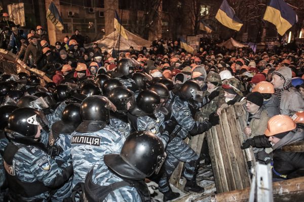 Внутренние войска начали штурм лагеря митингующих на Майдане