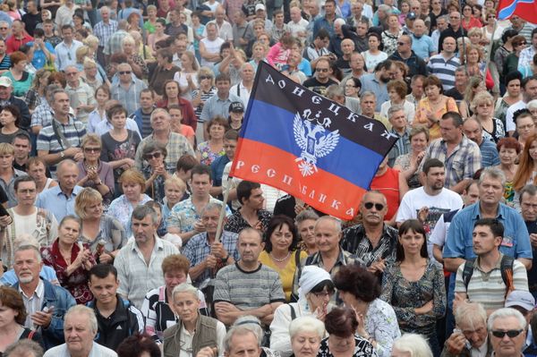 В Донецке проходит митинг ДНР В Донецке проходит митинг ДНР
