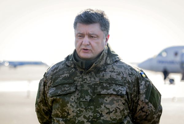 Президент Украины П.Порошенко перед вылетом в зону силовой операции