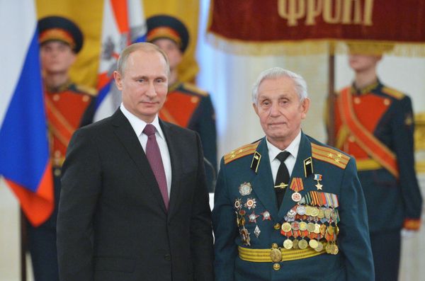 Президент РФ В.Путин вручил в Кремле медали ветеранам Великой Отечественной войны Президент РФ В.Путин вручил в Кремле медали ветеранам Великой Отечественной войны