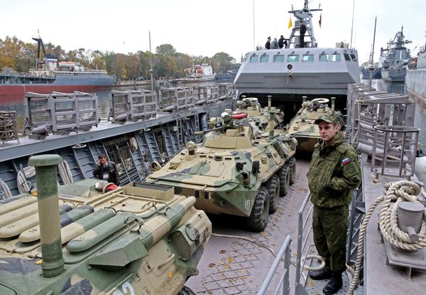 Погрузка боевой техники на корабль Лейтенант Римский-Корсаков Погрузка боевой техники на корабль Лейтенант Римский-Корсаков