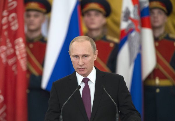Президент РФ В.Путин вручил в Кремле медали ветеранам Великой Отечественной войны Президент РФ В.Путин вручил в Кремле медали ветеранам Великой Отечественной войны