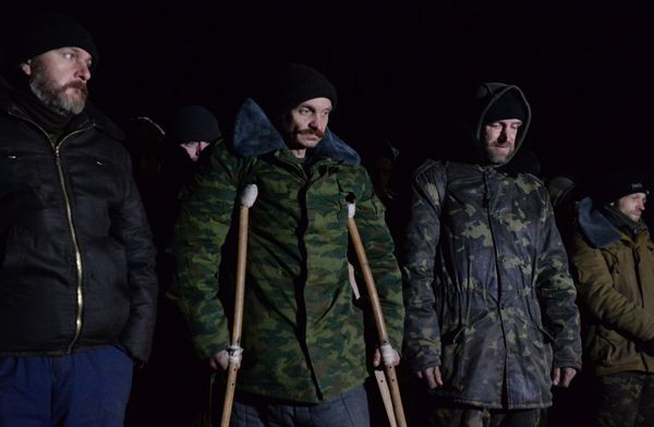 Обмен пленными между ополченцами ДНР, ЛНР и украинскими силовикам Обмен пленными между ополченцами ДНР, ЛНР и украинскими силовикам