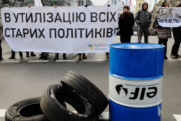 Пикет в Киеве под лозунгом В утилизацию всех старых политиков Пикет в Киеве под лозунгом В утилизацию всех старых политиков