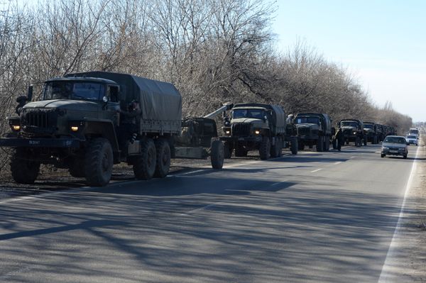 Отвод колонны тяжелой военной техники из Донецка