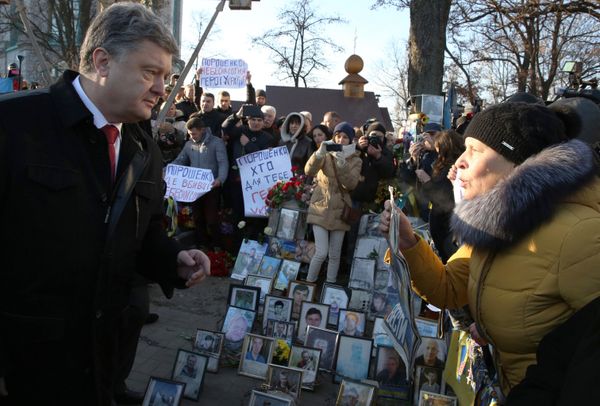 П.Порошенко на церемонии возложения цветов к кресту Небесной сотни П.Порошенко на церемонии возложения цветов к кресту Небесной сотни