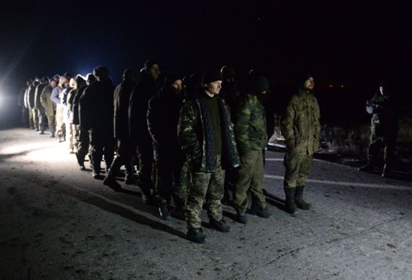 Обмен пленными между ополченцами ДНР, ЛНР и украинскими силовикам Обмен пленными между ополченцами ДНР, ЛНР и украинскими силовикам