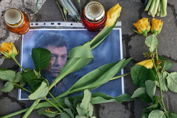 Люди приносят цветы и свечи к посольству РФ в Киеве в память о Б.Немцове Люди приносят цветы и свечи к посольству РФ в Киеве в память о Б.Немцове