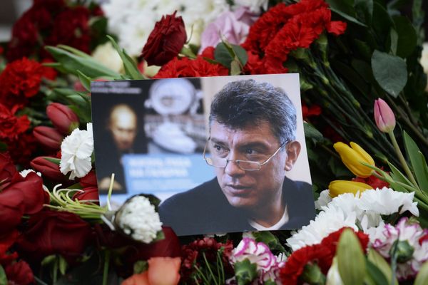 Цветы на месте убийства политика Бориса Немцова