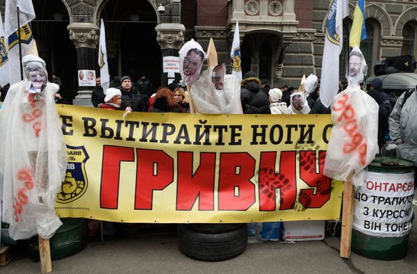 Митинг с требованием отставки главы Нацбанка Украины проходит в Киеве Митинг с требованием отставки главы Нацбанка Украины проходит в Киеве