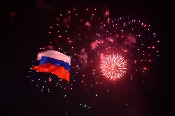 В центре Симферополя проходит праздничный концерт в честь референдума В центре Симферополя проходит праздничный концерт в честь референдума