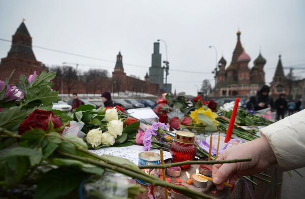 Цветы на месте убийства политика Бориса Немцова