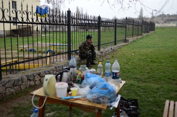 Переговоры украинских военных с представителями самообороны Севастополя на территории аэродрома Бельбек Переговоры украинских военных с представителями самообороны Севастополя на территории аэродрома Бельбек