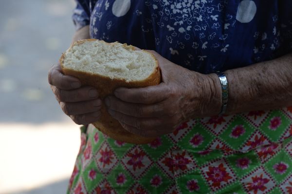 Жители Горловки получили гуманитарную помощь от ополченцев Жители Горловки получили гуманитарную помощь от ополченцев