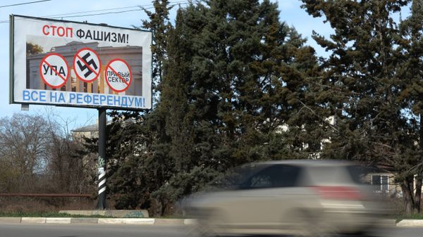 Плакаты на улицах Севастополя