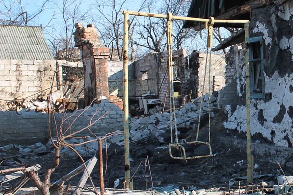 Разрушенные районы рядом с аэропортом Донецка