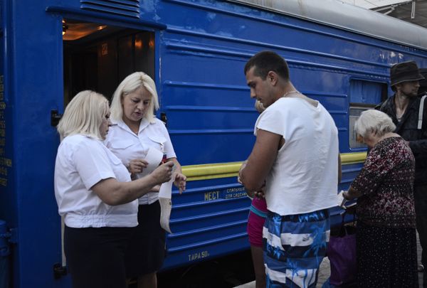 Первый поезд отправился из Симферополя в Москву в объезд Украины Первый поезд отправился из Симферополя в Москву в объезд Украины