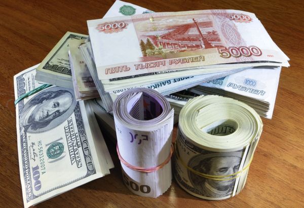 Денежные купюры и монеты разных стран Денежные купюры и монеты разных стран