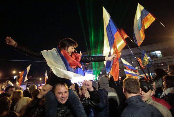В центре Симферополя проходит праздничный концерт в честь референдума
