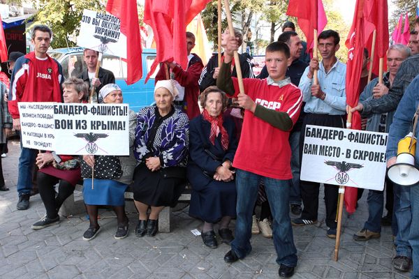 В Симферополе попытка провести мероприятие за упразднение автономии Крыма и статуса Севастополя закончилось потасовкой В Симферополе попытка провести мероприятие за упразднение автономии Крыма и статуса Севастополя закончилось потасовкой