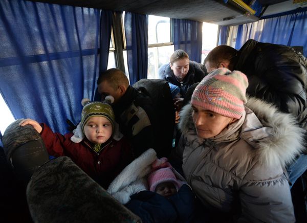 Четыре автобуса с беженцами отправились из Донецка в Россию Четыре автобуса с беженцами отправились из Донецка в Россию
