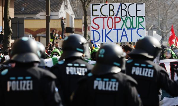 Акция против открытия во Франкфурте-на-Майне нового офиса ЕЦБ Акция против открытия во Франкфурте-на-Майне нового офиса ЕЦБ