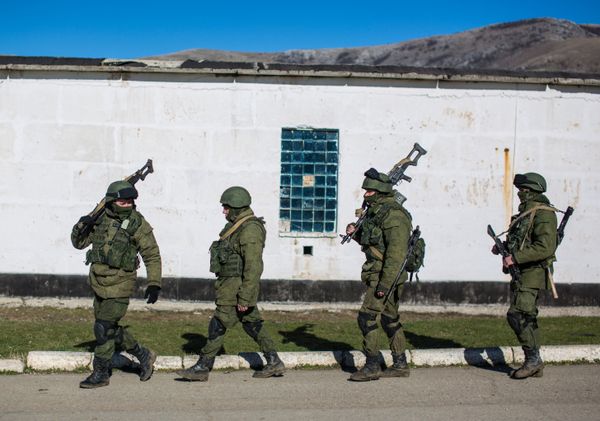 Военные в поселке Перевальное под Симферополем Военные в поселке Перевальное под Симферополем