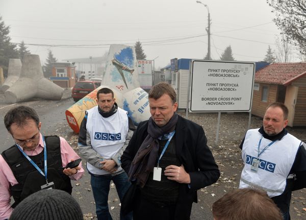 Наблюдатели ОБСЕ осматривают КПП Новоазовск