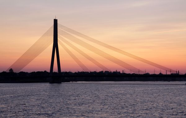 Вантовый мост через реку Даугаву в Риге